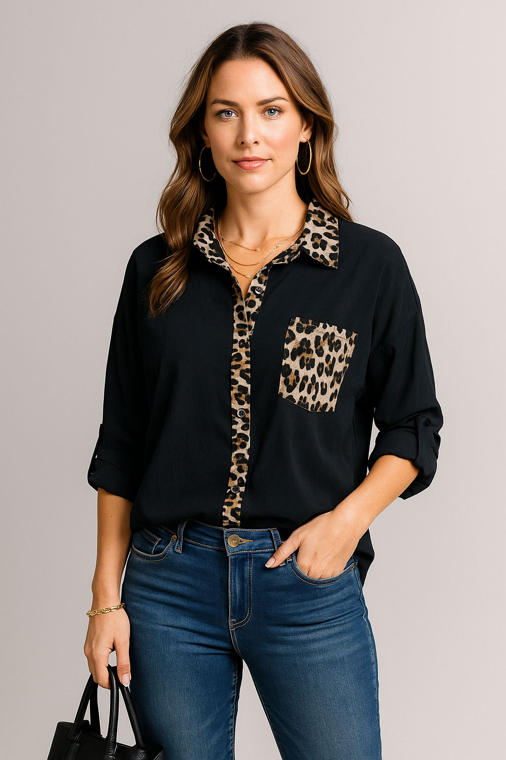 Chemise noire élégante avec touches léopard sur col et poche poitrine – coupe fluide, taille unique 36-46”