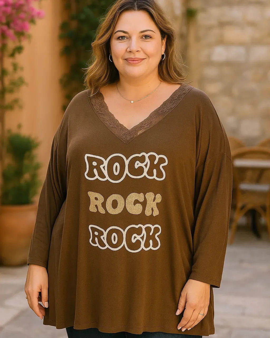 Tunique marron à inscription “ROCK” et col V dentelle sur portant.
