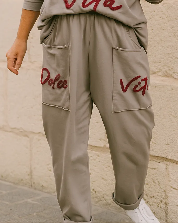 Pantalon Dolce Vita taupe – inscription fuchsia – Mam’sailes