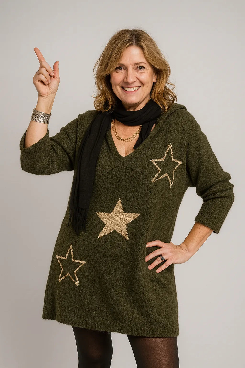 Robe-pull kaki à capuche avec étoiles dorées – vue de face porté