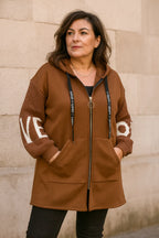 Veste sweat LOVE & Stitch portée vue complète – coupe longue confortable
