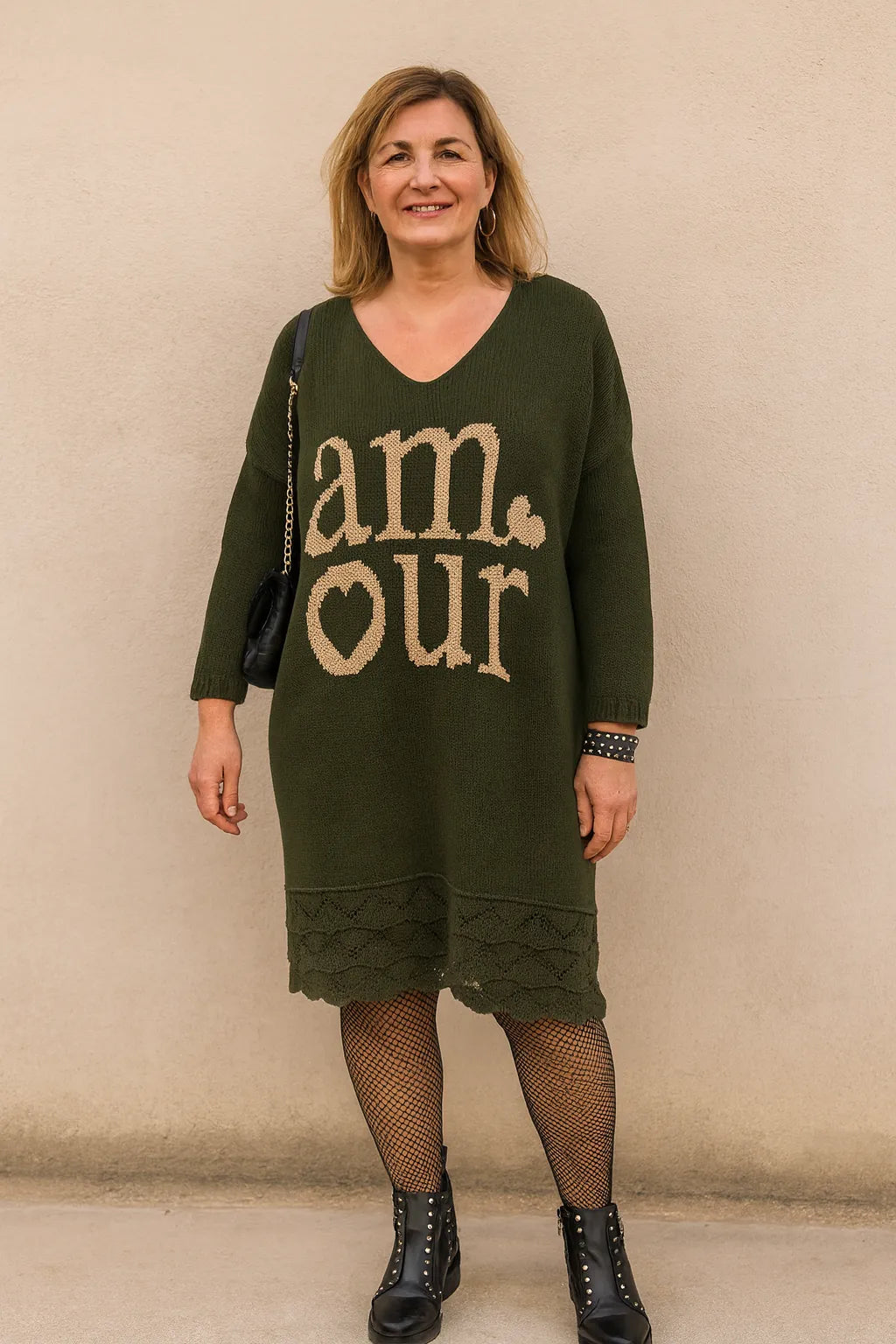 Robe pull AMOUR femme en maille, col V, coupe droite, coloris kaki, noir ou chocolat, longueur midi, style cosy chic