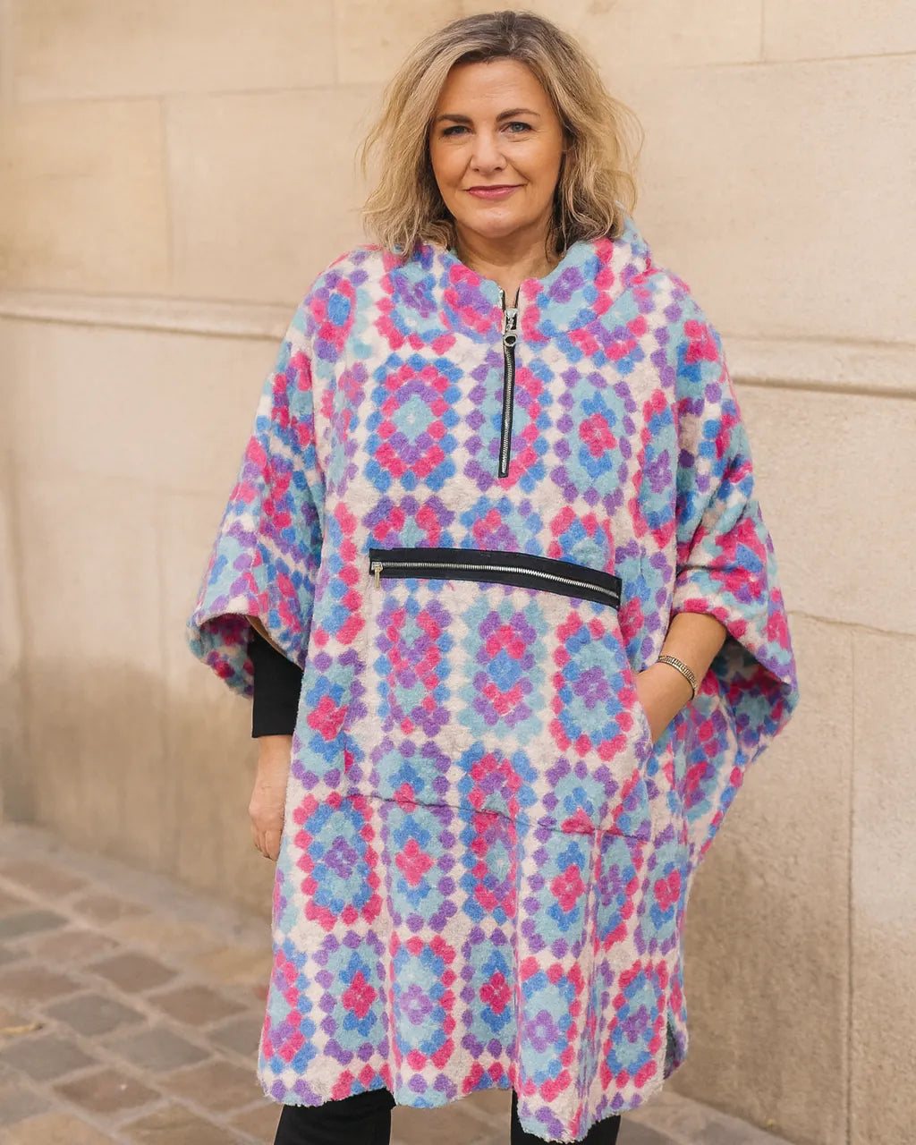 Pilou pilou oversize femme à capuche, motif multicolore graphique, poche kangourou zippée, coupe ample, style cocoon hiver