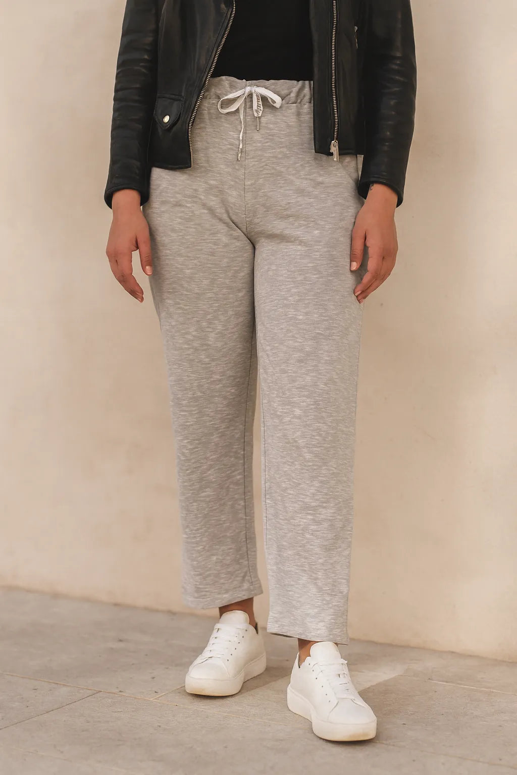 Jogging femme gris chiné porté, coton stretch confortable, taille élastique