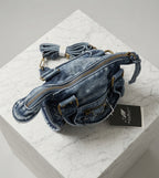 Sac Andrea Massi en jean avec bandoulière réglable et poche avant zippée vue de haut