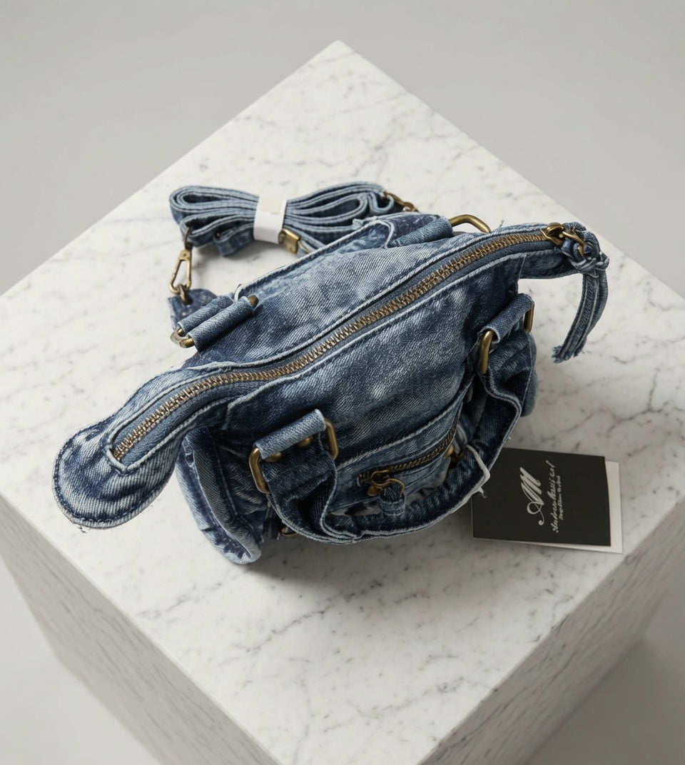 Sac Andrea Massi en jean avec bandoulière réglable et poche avant zippée vue de haut