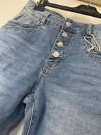 Jean Gwen Karostar détail 4 boutons bijou dorés braguette bleu clair délavé