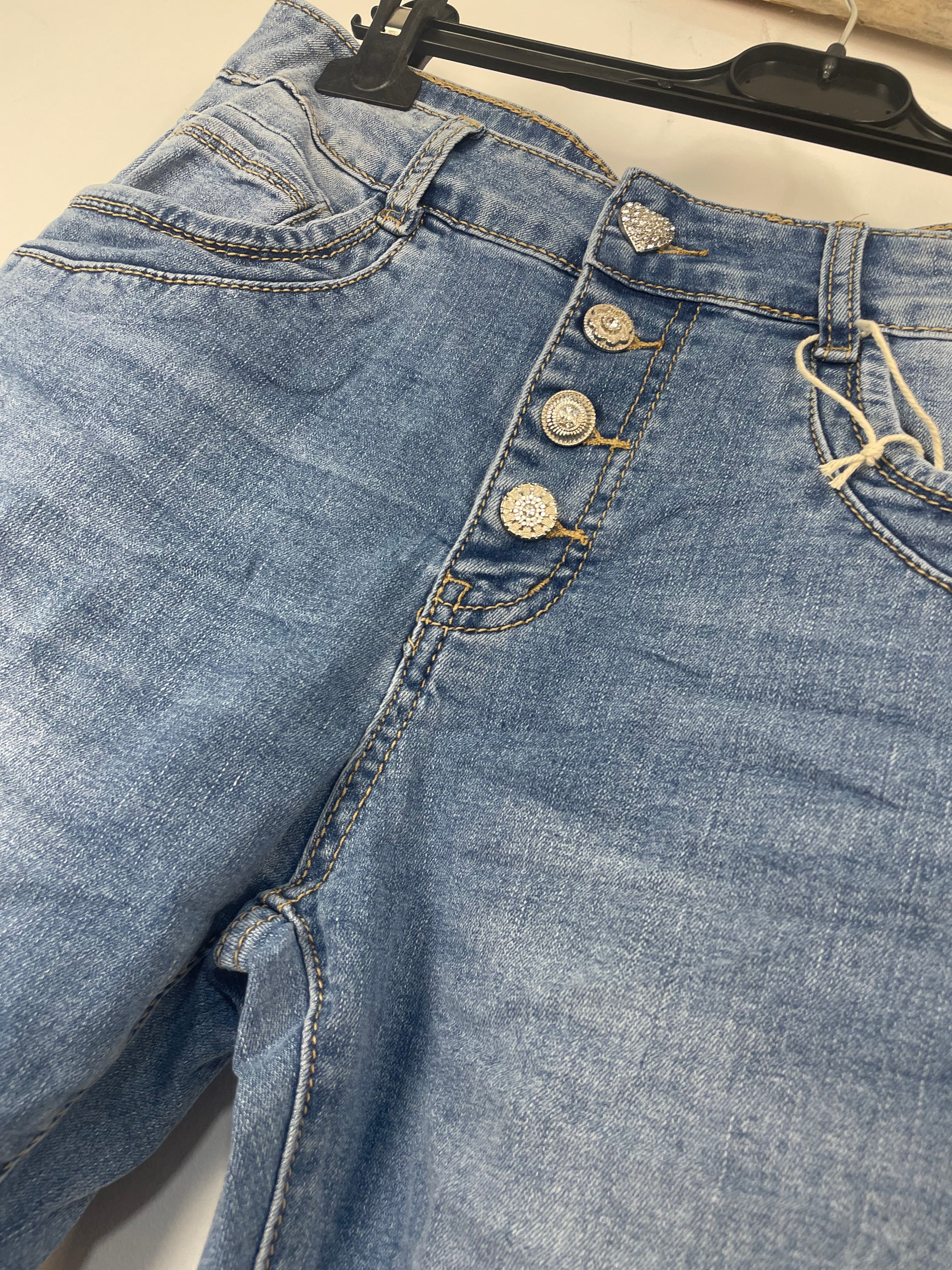 Jean Gwen Karostar détail 4 boutons bijou dorés braguette bleu clair délavé