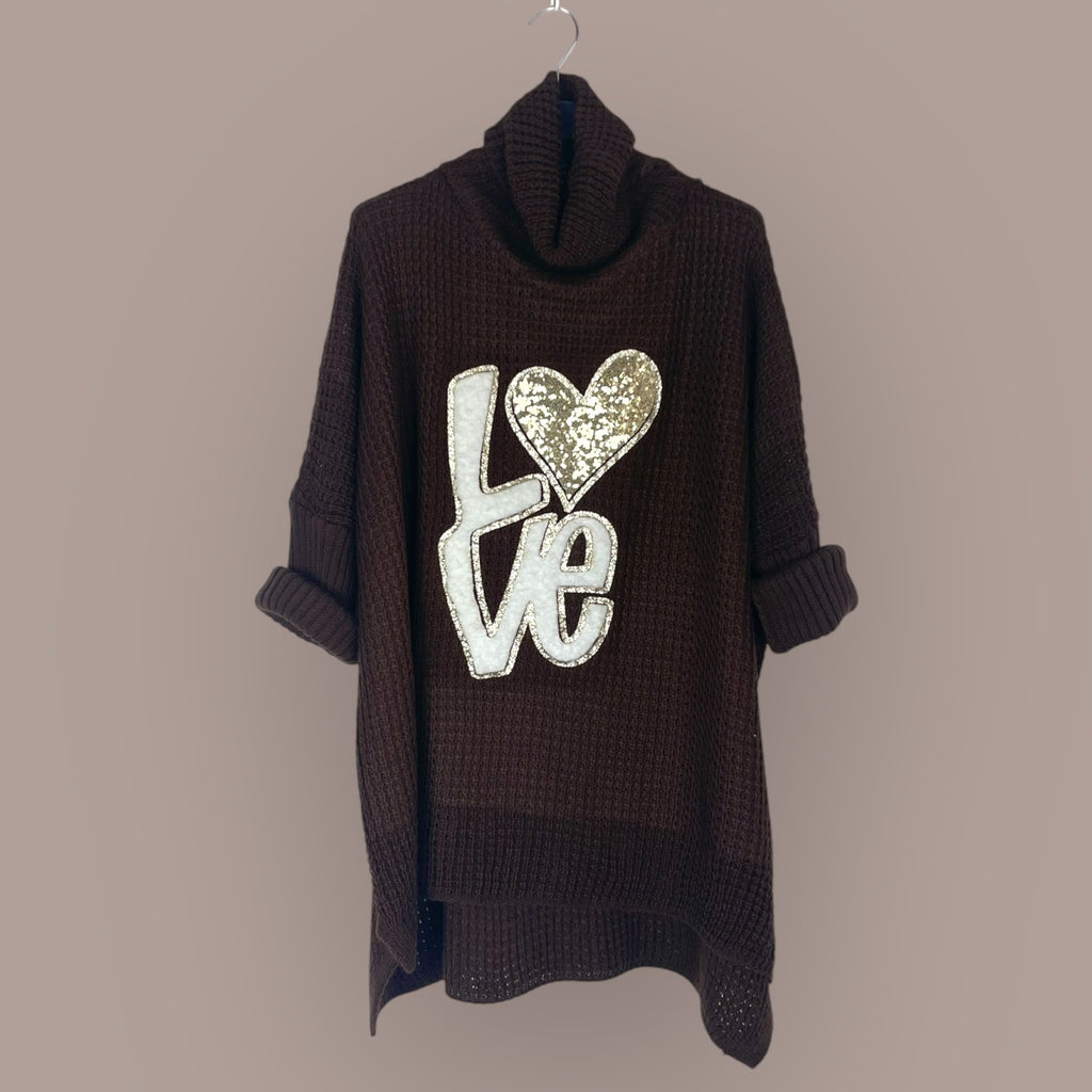 Femme portant le pull Col Roulé Love, élégant et confortable, adapté jusqu’à la taille 54