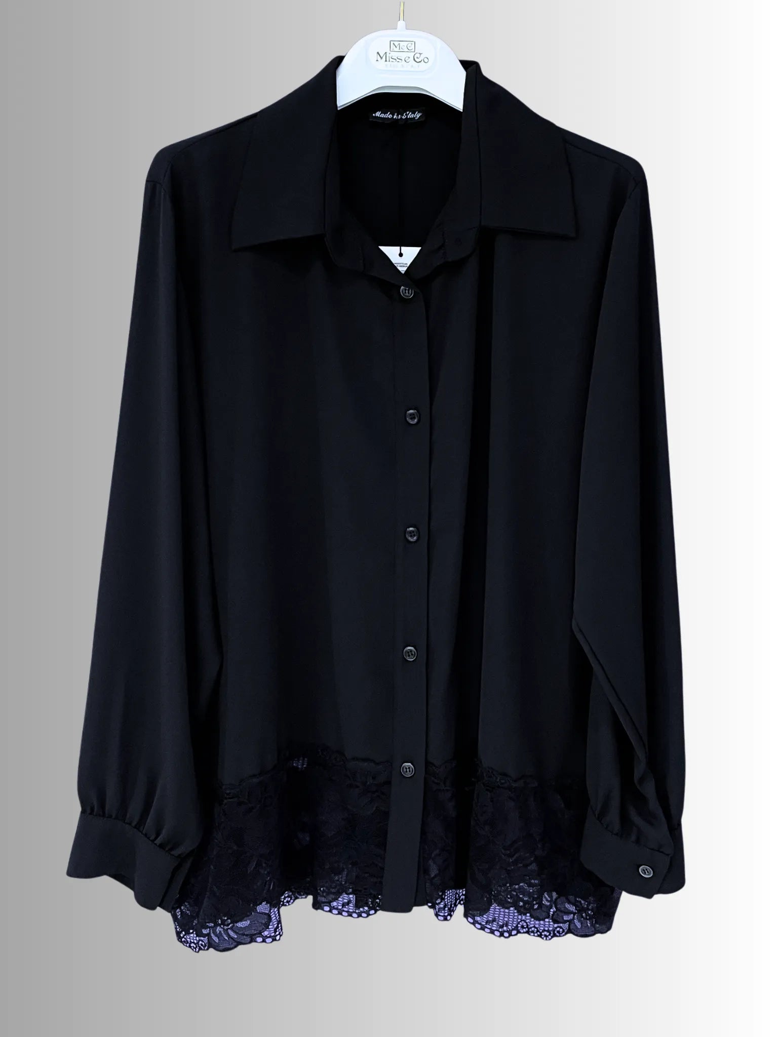 Chemise femme fluide avec dentelle sur le bas – élégance italienne chic