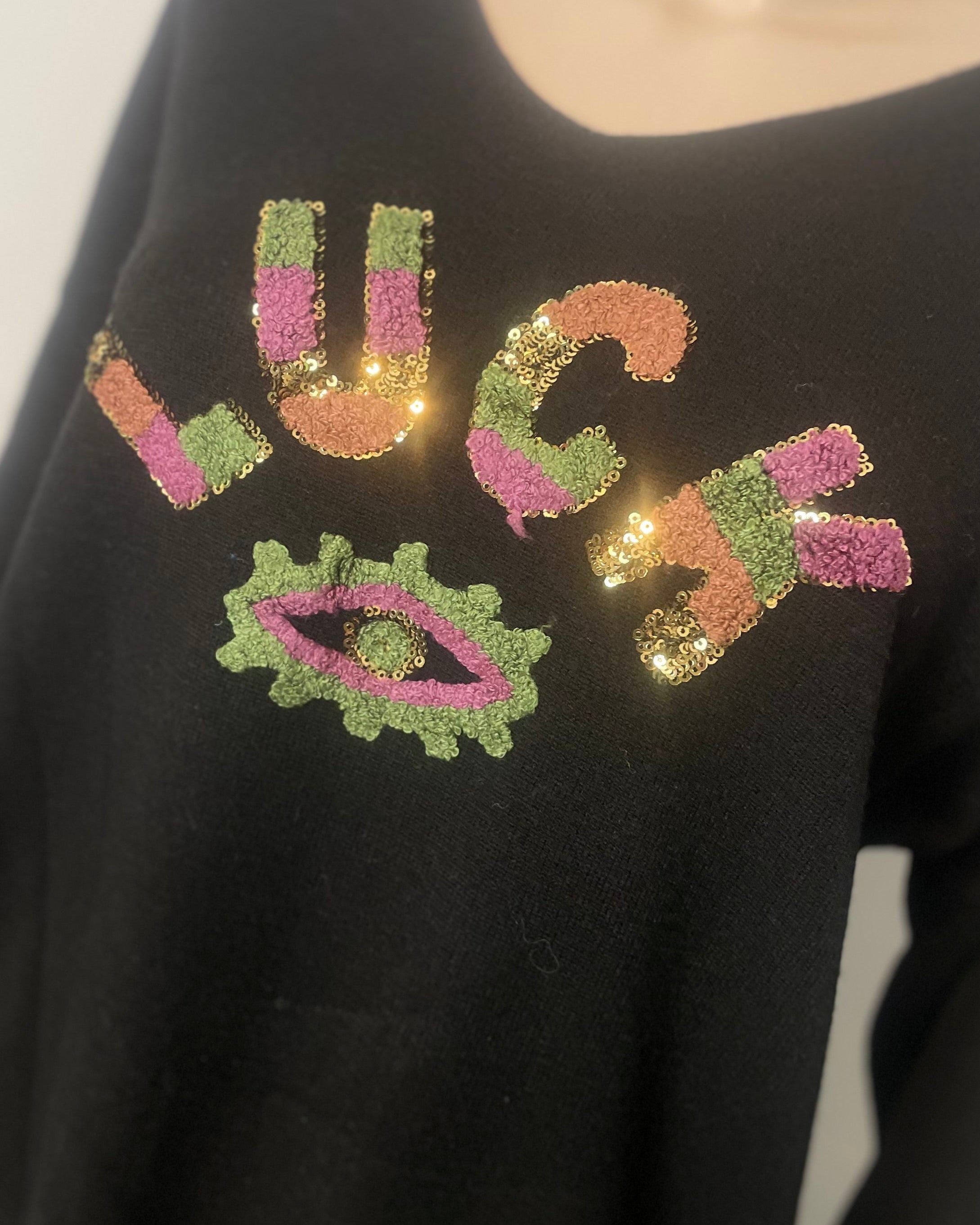 Détail message LUCK pull maille légère made in Italy