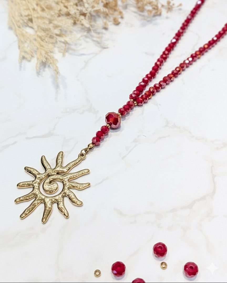 Collier pendentif soleil doré – perles rouges bordeaux – Mam’sailes