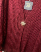 Détail broche dorée gilet lie de vin maille épaisse 82x72 cm