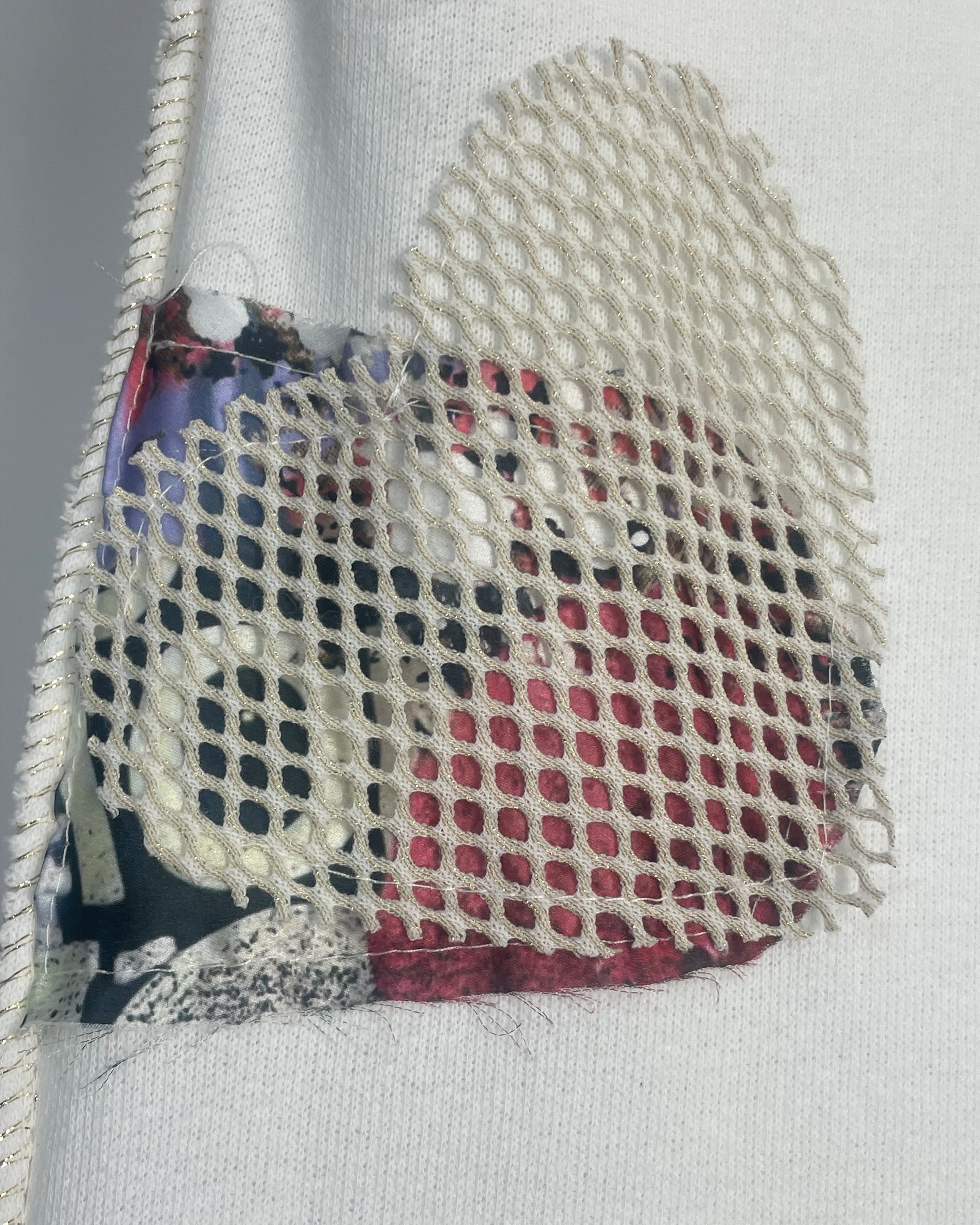 Gros plan coutures apparentes fil doré et inscription léopard sur jogging grande taille