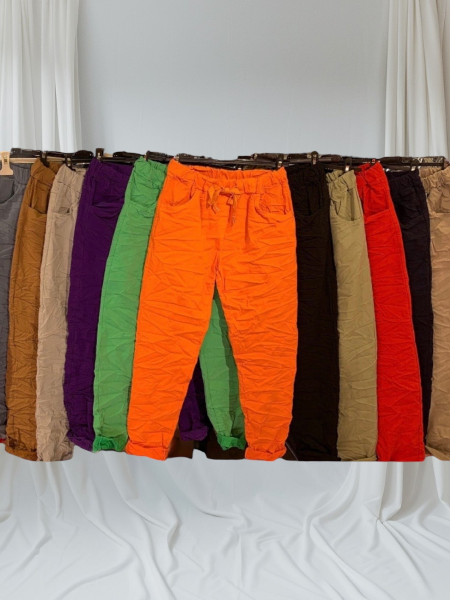 Pantalon 'Magique' en viscose, taille unique 36-52, disponible chez Mamsailes