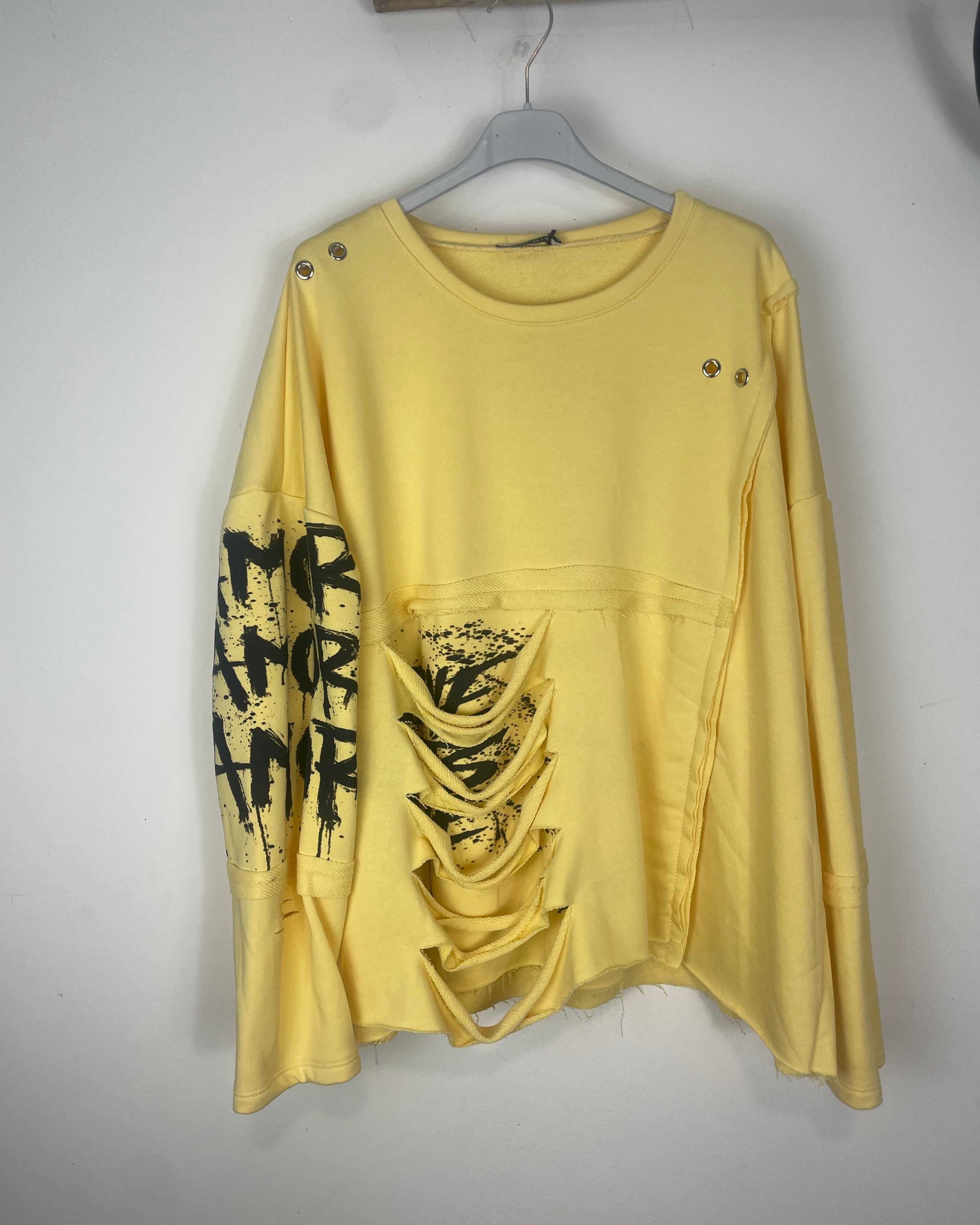 Sweat rock Amor inscription AMOR AMOR AMOR manche effet destroy 70x66 cm