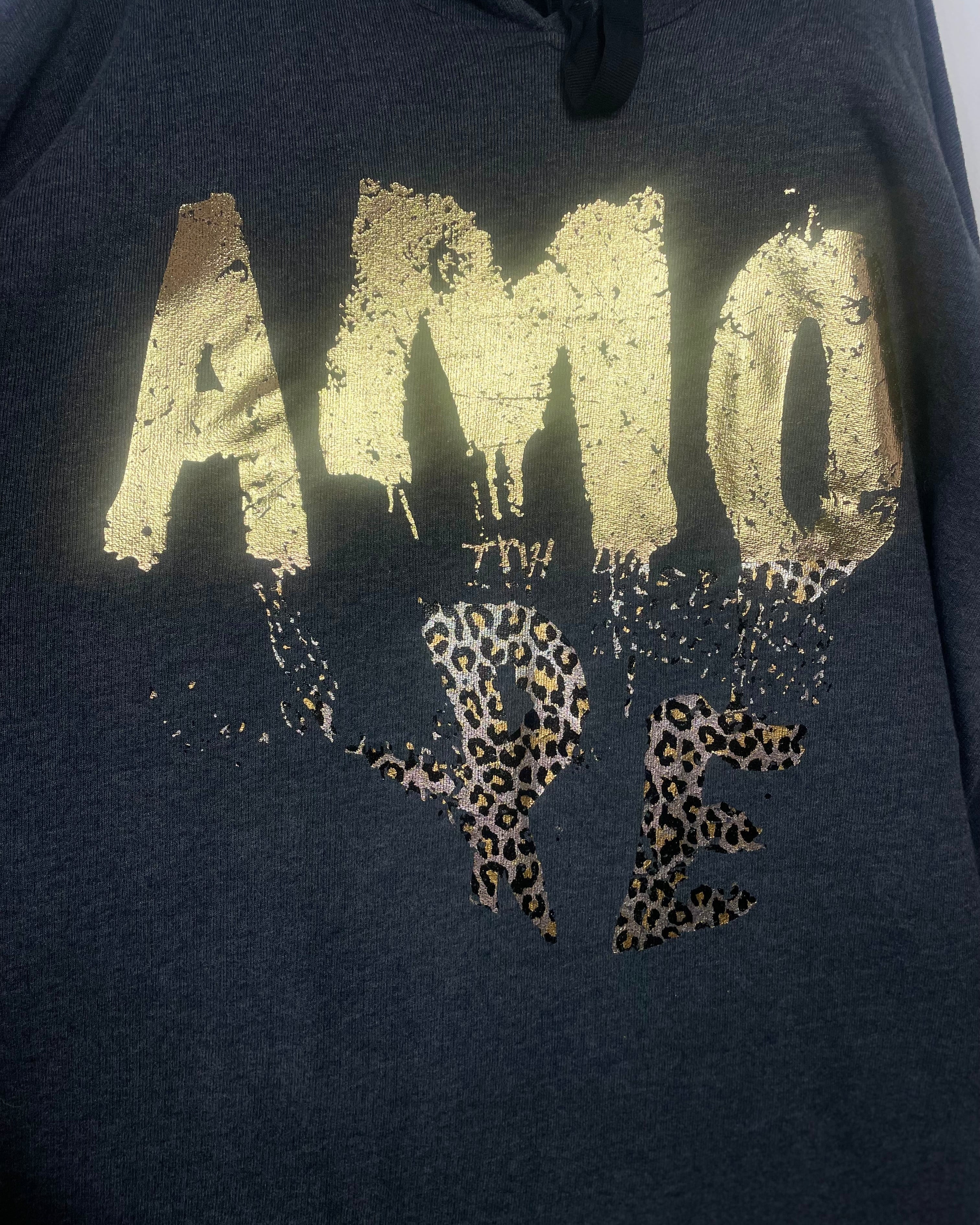 Détail inscription AMOR doré et léopard – Mam’sailes