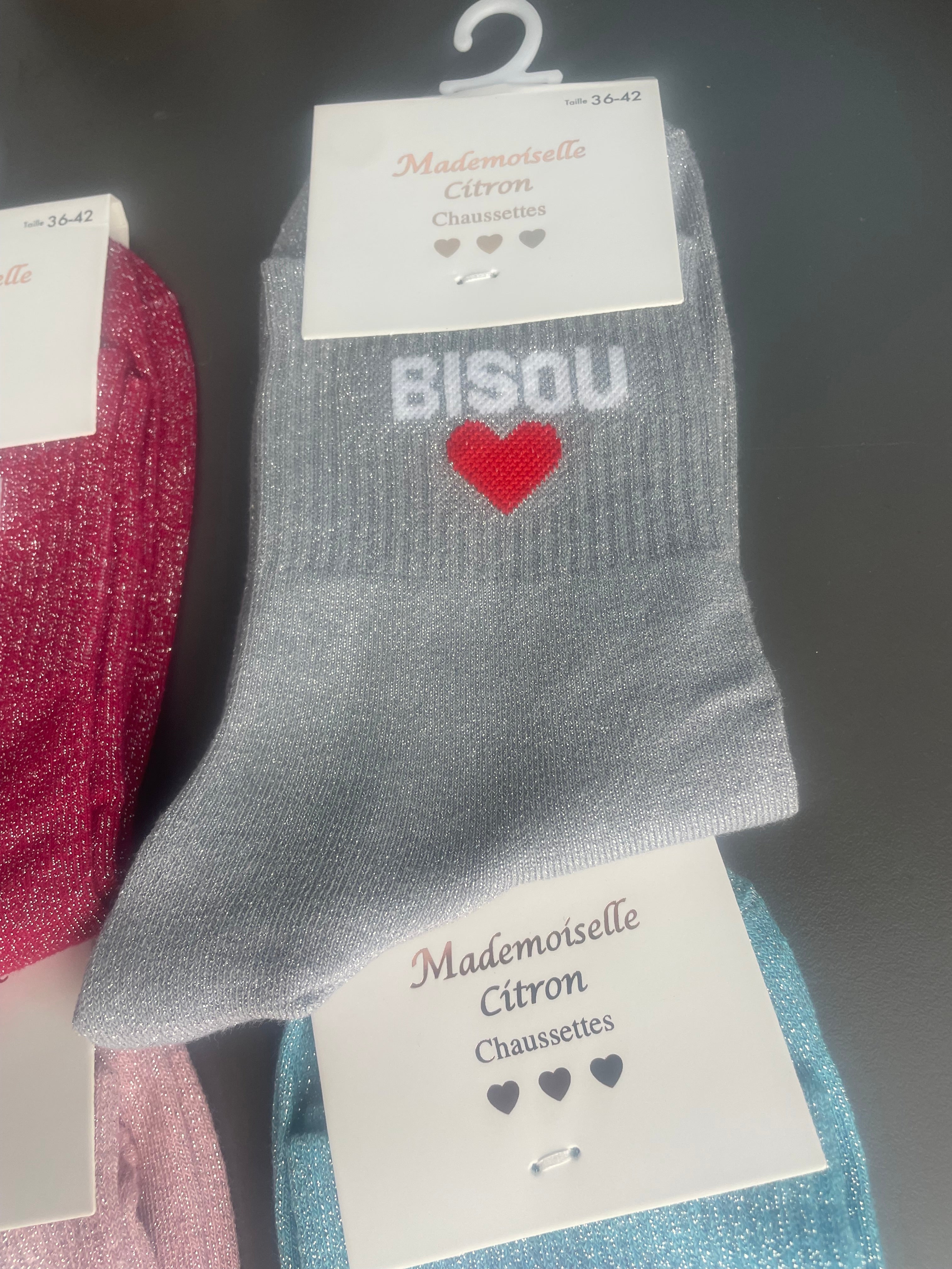 Chaussettes gris clair brillantes avec "BISOU" blanc et petit cœur rouge