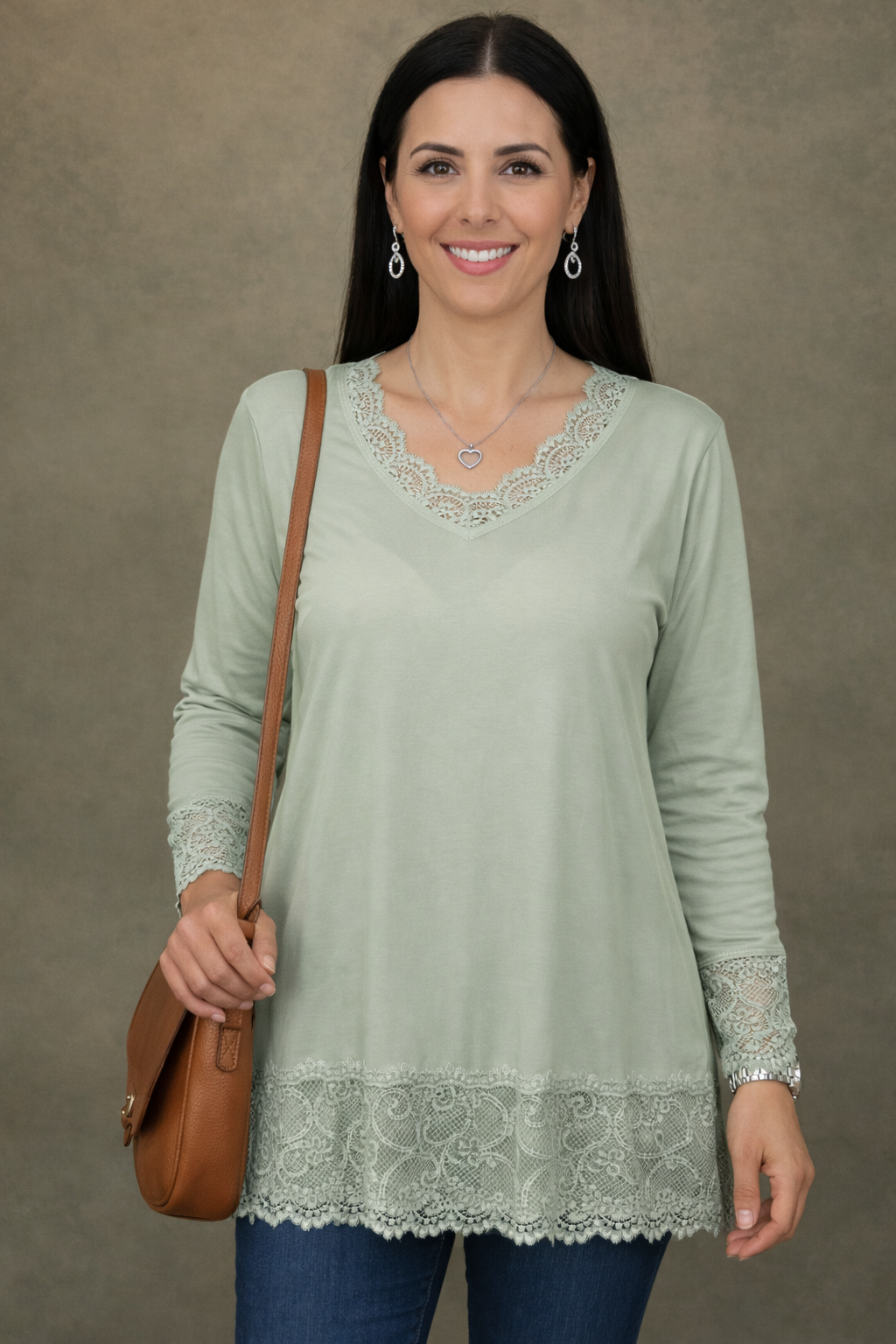 Sous-pull femme dentelle kaki col V chic et confortable – transforme vos basiques