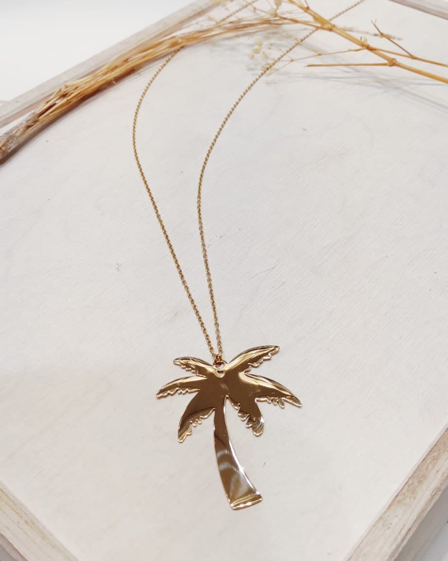 Bijou palmier chic – collier doré sur fond clair – Mam’sailes