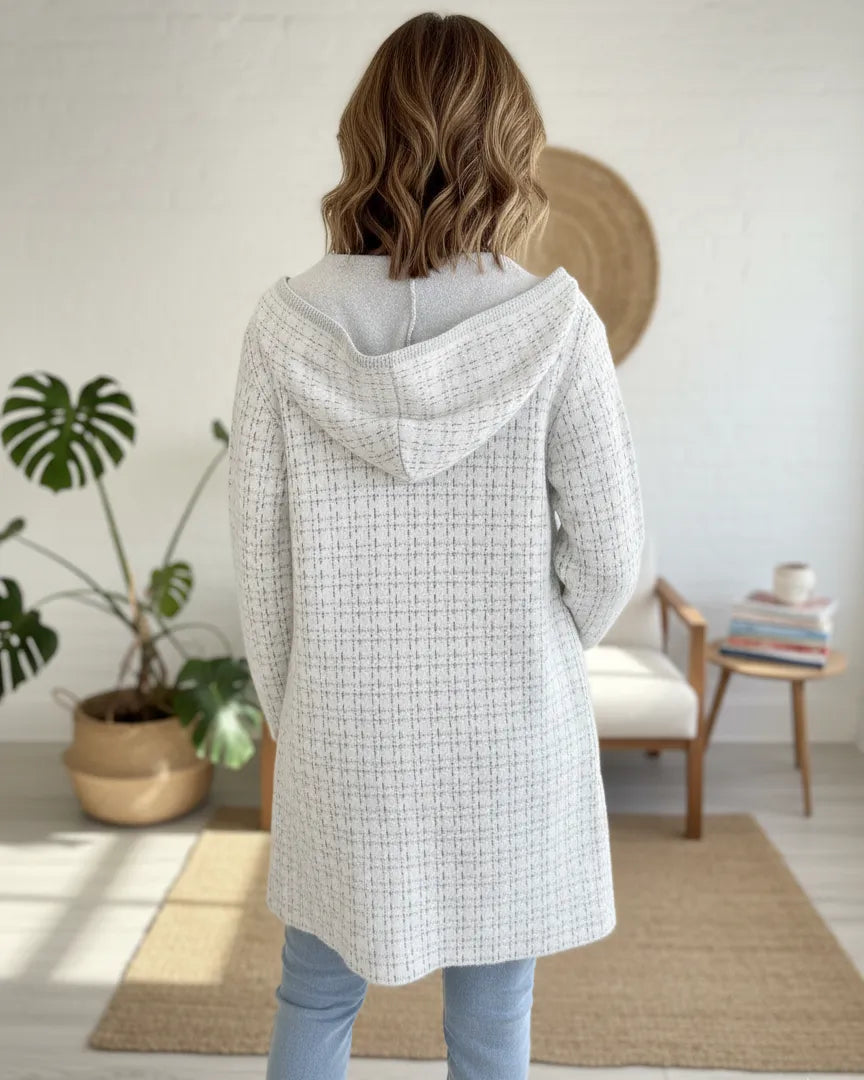 Dos du manteau blanc Élora, tombé fluide et finition scintillante subtile