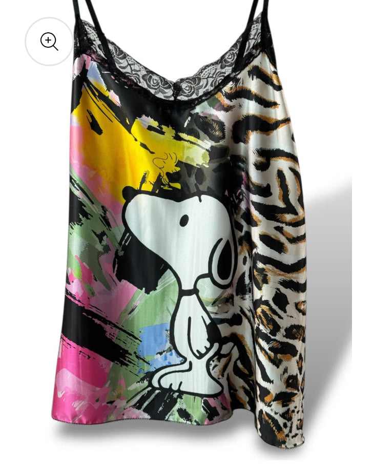 Caraco Snoopy coloré à bretelles ajustables suspendu sur cintre.