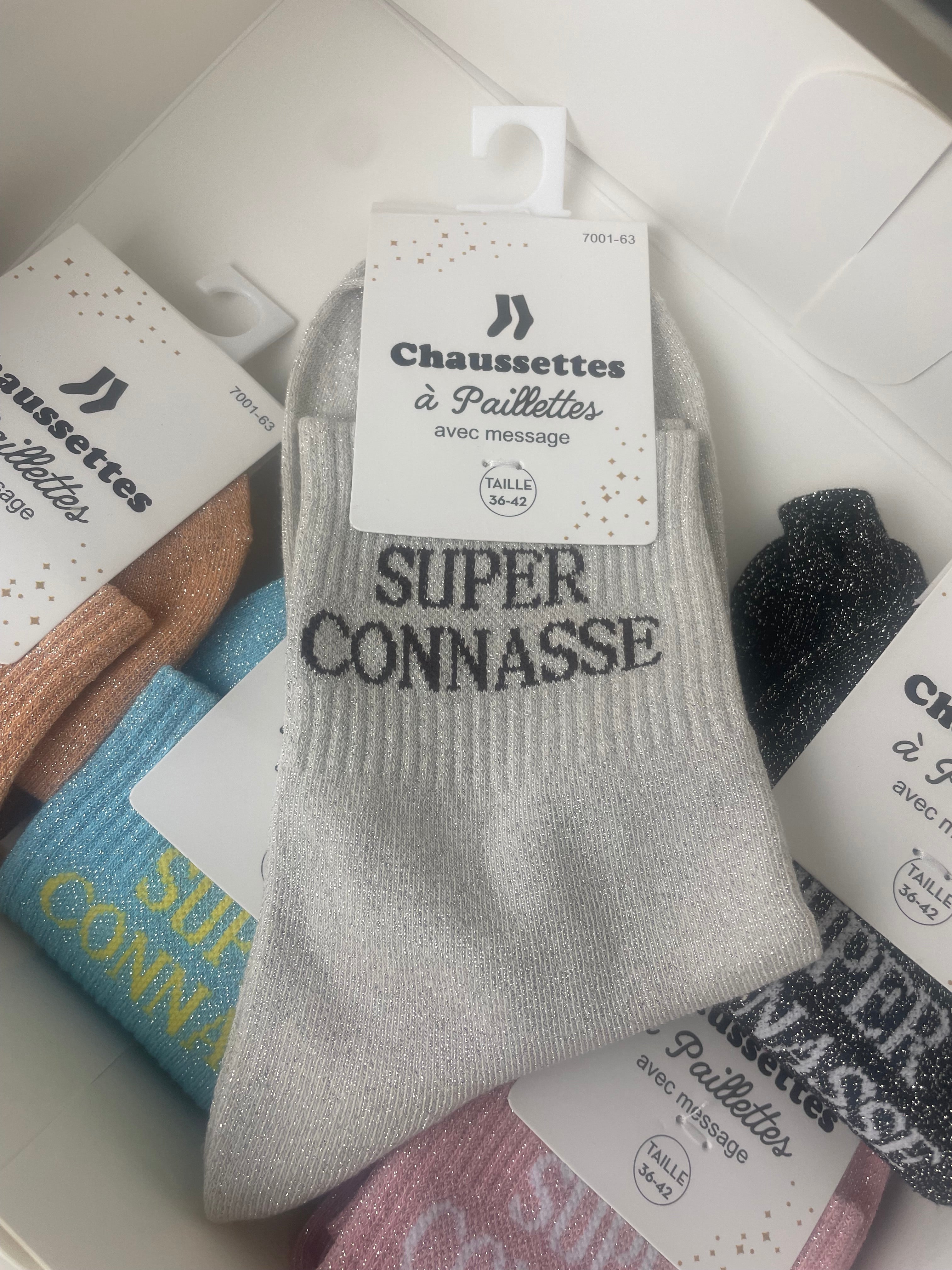 Coloris gris chaussettes Super Connasse – paillettes brillantes
