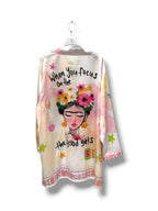Robe chemise Sofia femme avec motif esprit Frida pastel au dos, vue sur cintre