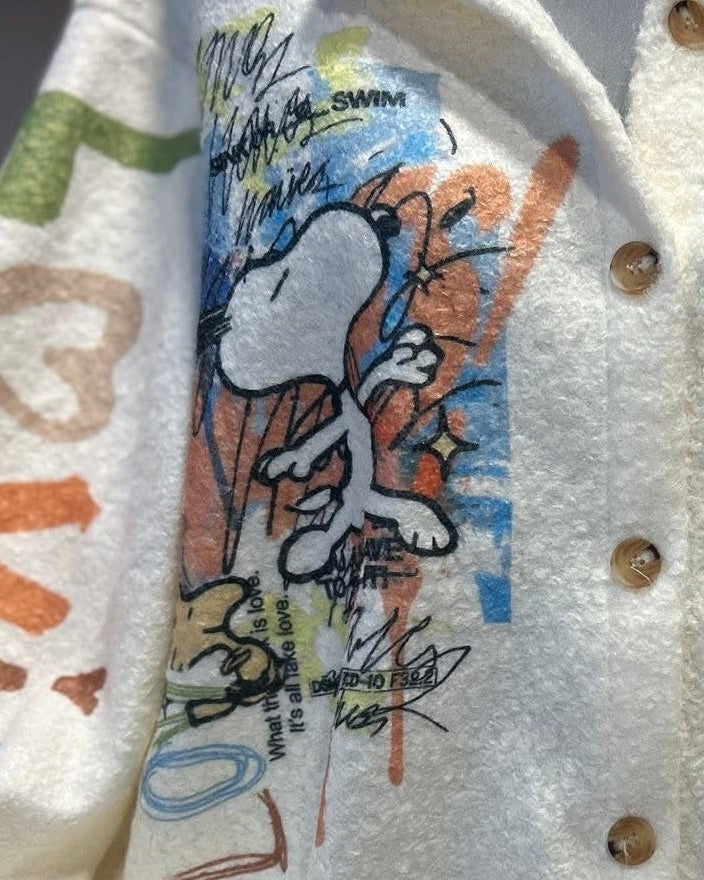 Détail dos veste Snoopy artistique touches colorées bleu orange vert