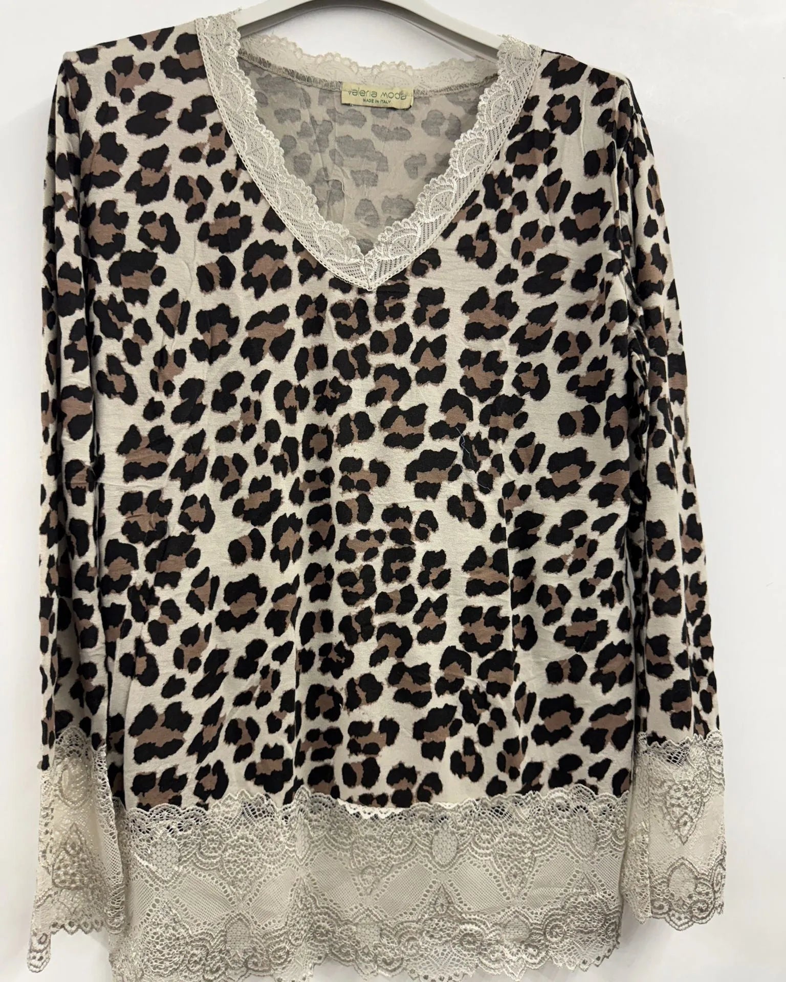 Haut léopard fond beige avec dentelle noire – suspendu sur cintre
