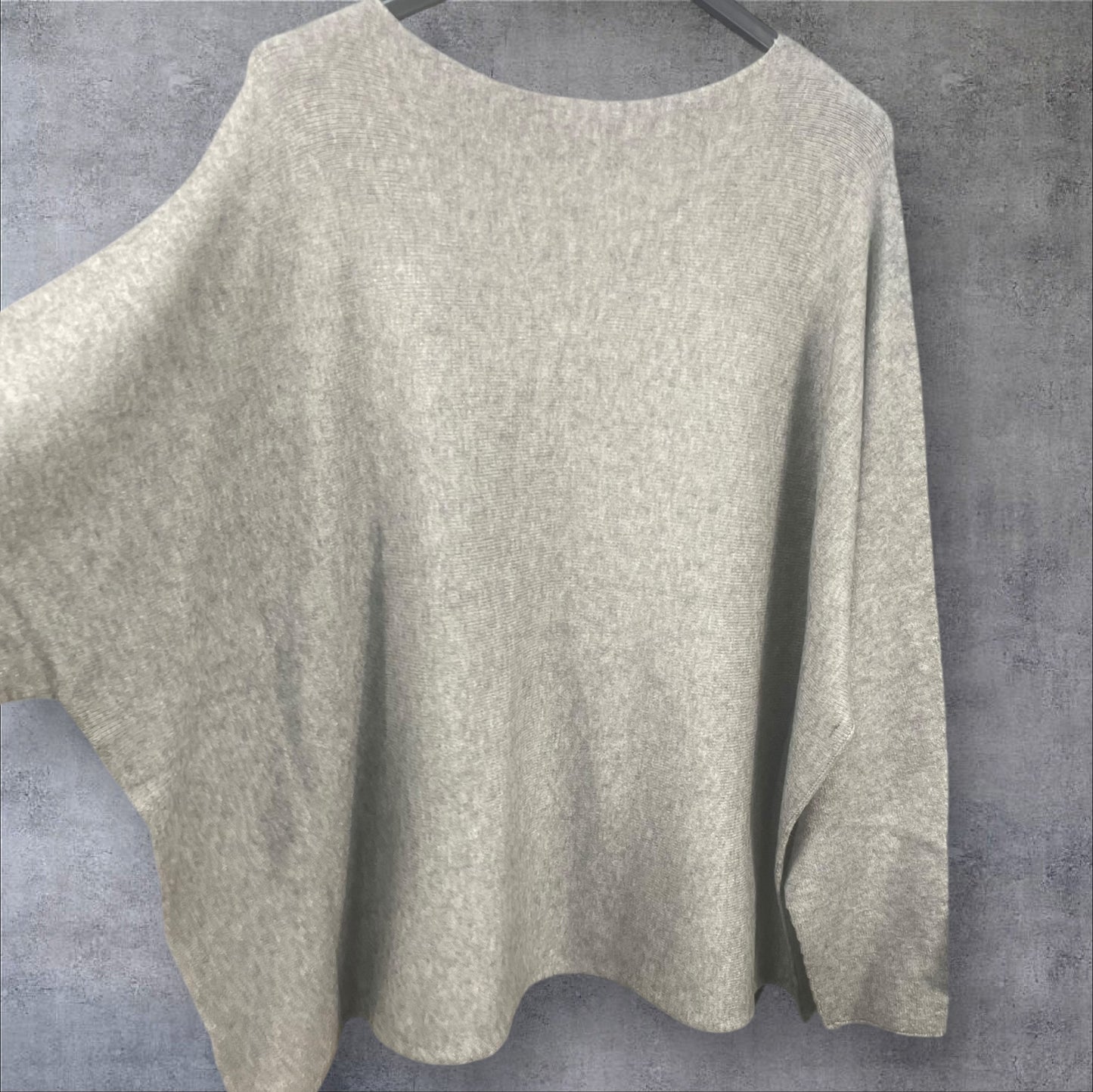 Pull oversize gris avec sautoir