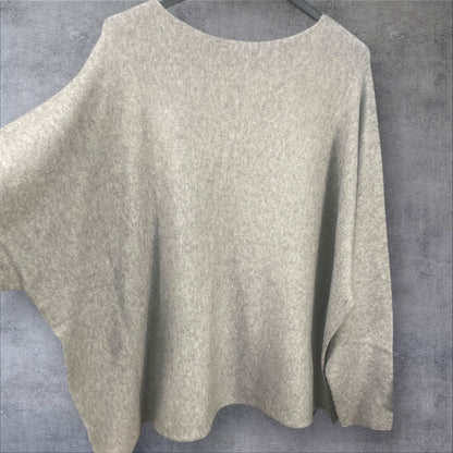 Pull oversize gris avec sautoir