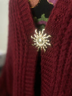 Détail broche dorée gilet lie de vin maille épaisse 82x72 cm