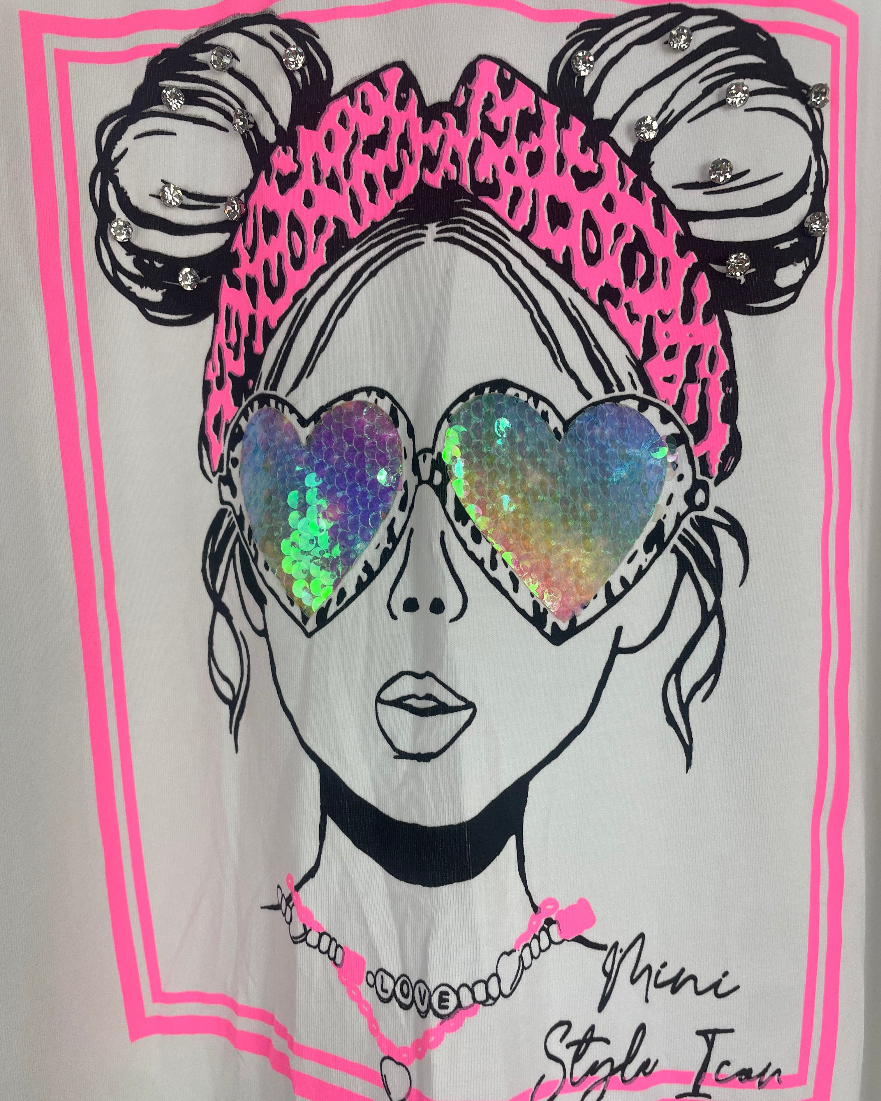 Détail visage féminin fun grosses couettes yeux cœurs sequins inscription Mini Style Icon tee-shirt Romy