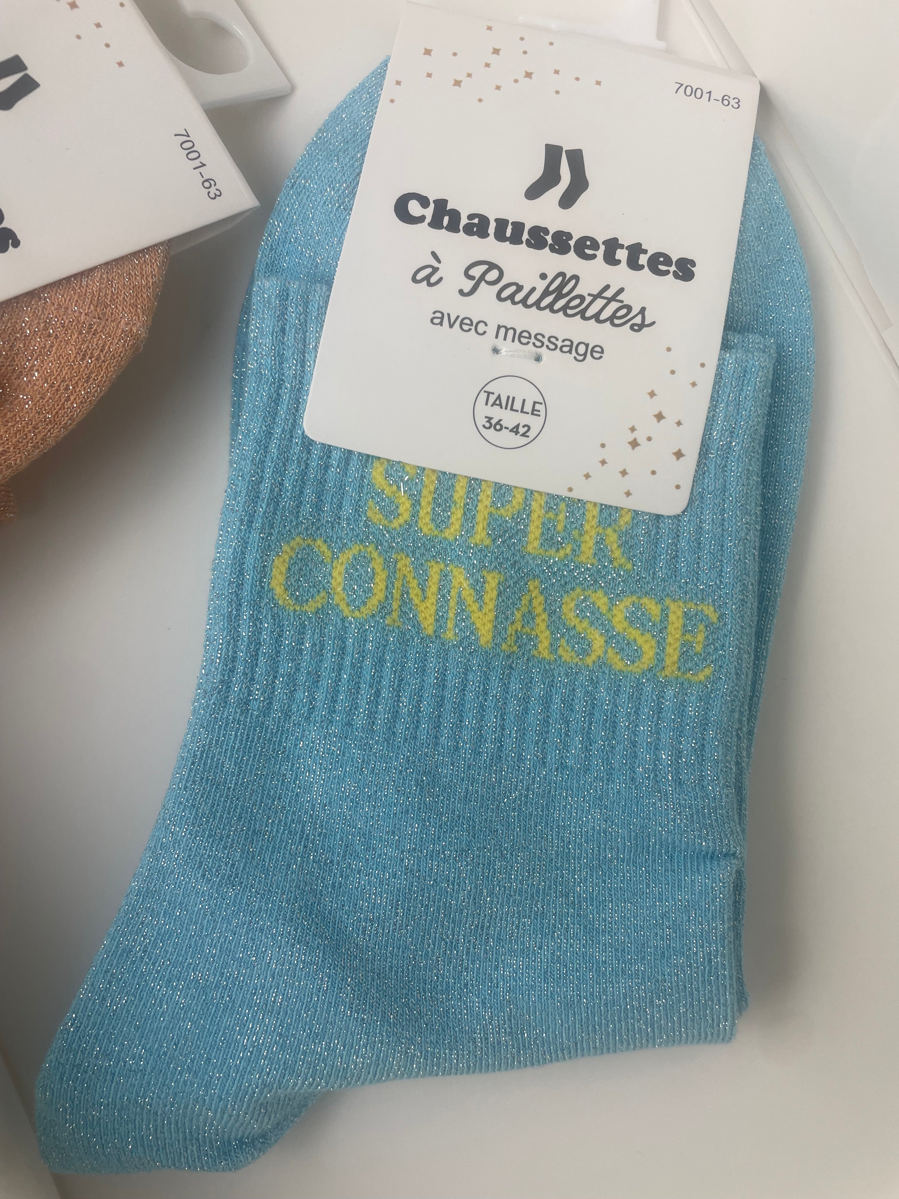 Coloris turquoise orange chaussettes Super Connasse – palette colorée
