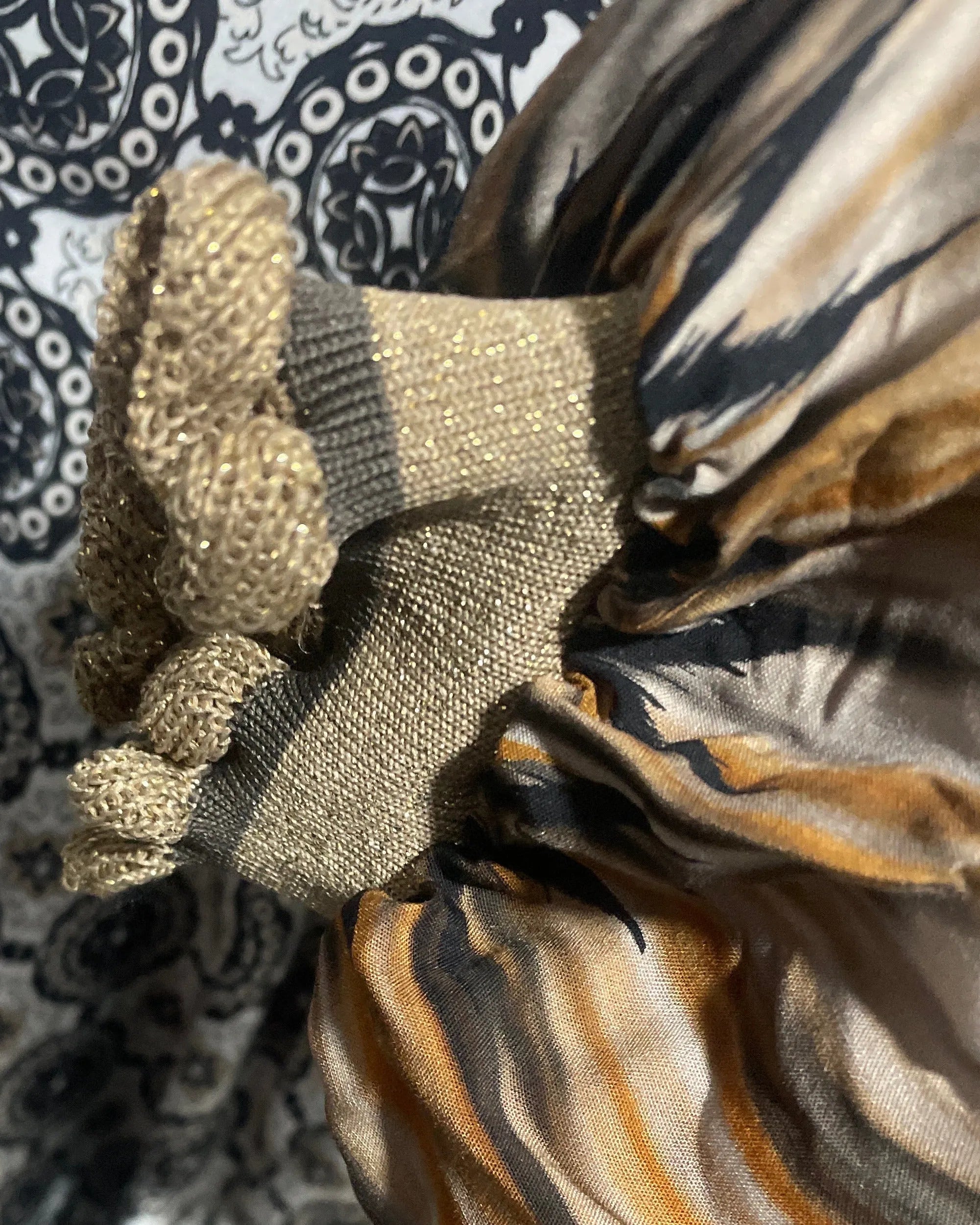 Zoom manche tunique Giulia avec finition dorée scintillante et tissu fluide à imprimé baroque