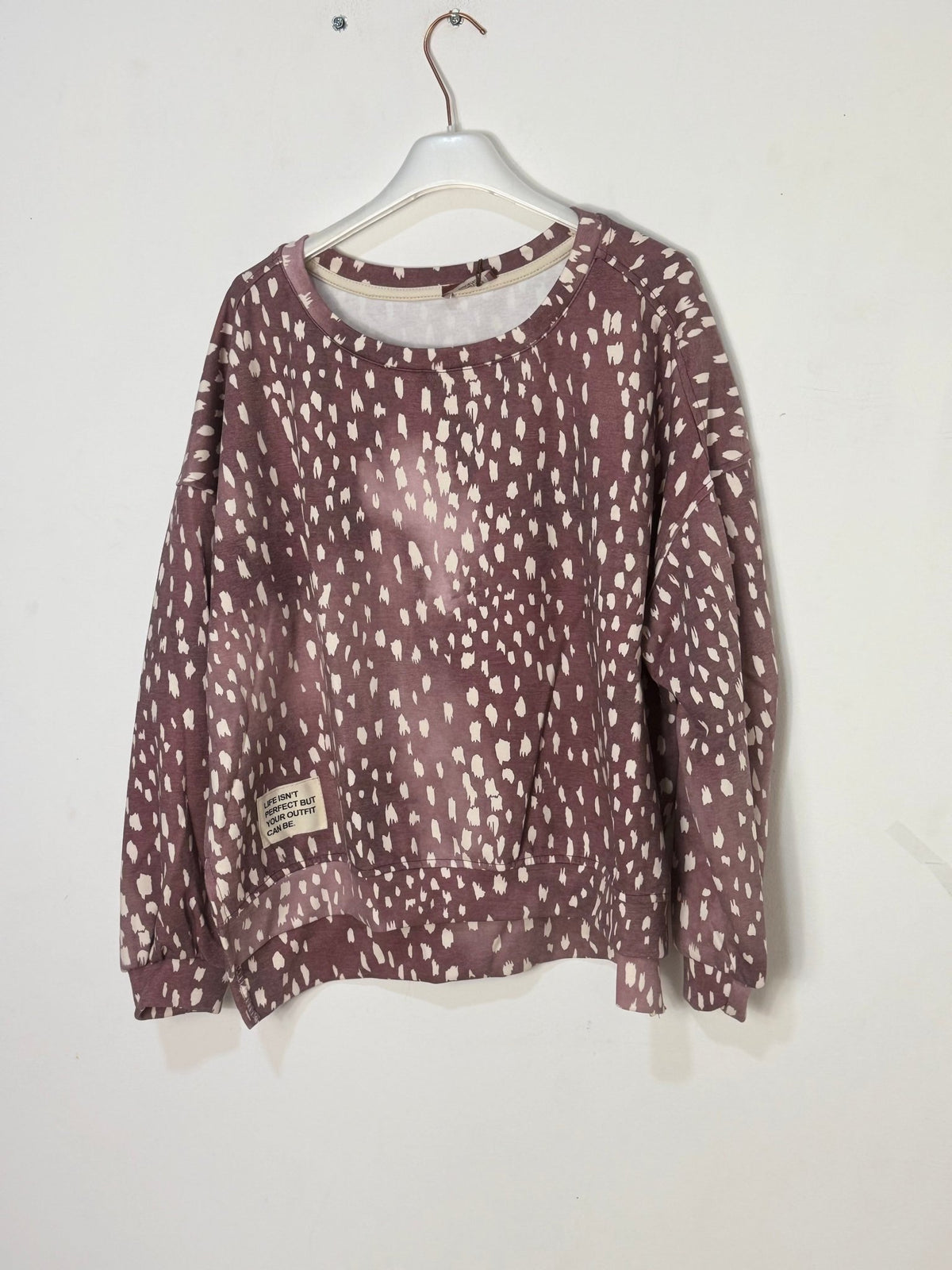 Sweat Fanny  à imprimé faon sur cintre, col rond et coupe courte ample avec dos légèrement plus long. 