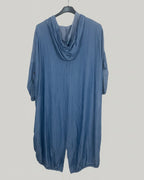 Robe tunique LOVE sur cintre vue de dos capuche longueur asymétrique 100 cm grande taille 46-52