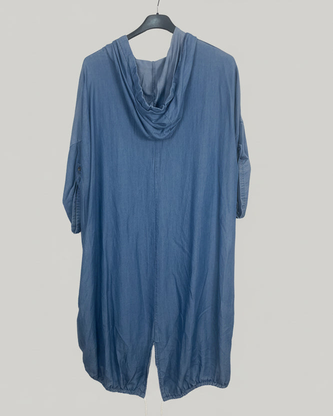 Robe tunique LOVE sur cintre vue de dos capuche longueur asymétrique 100 cm grande taille 46-52