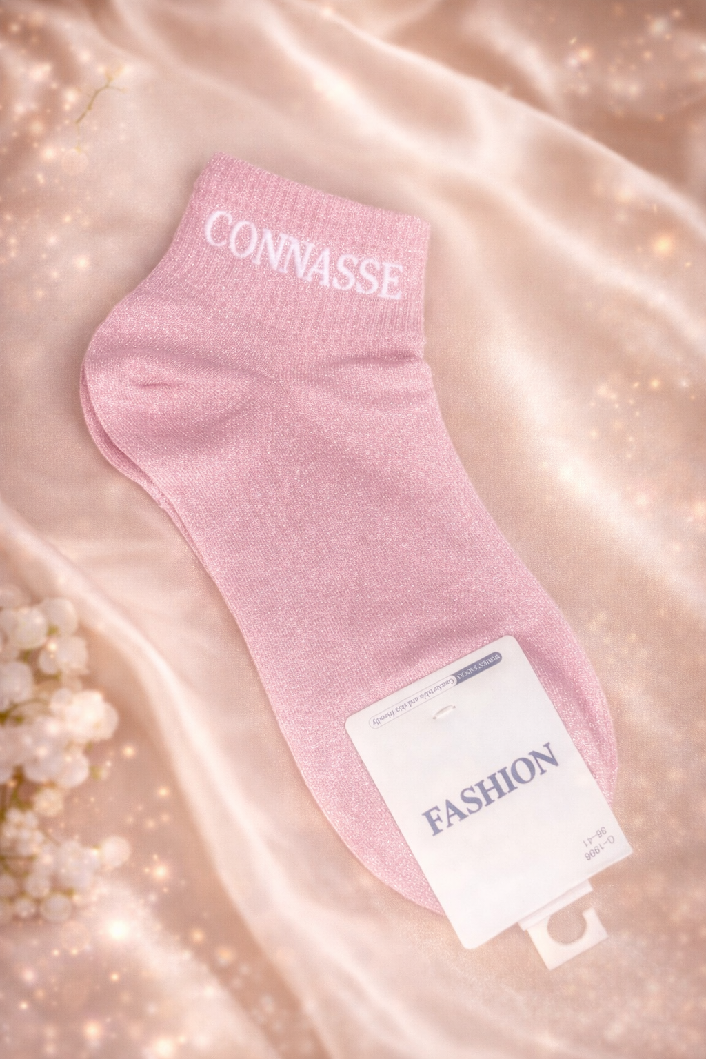 Chaussette rose tendre effet glitter avec "Connasse" blanc – douceur piquante.