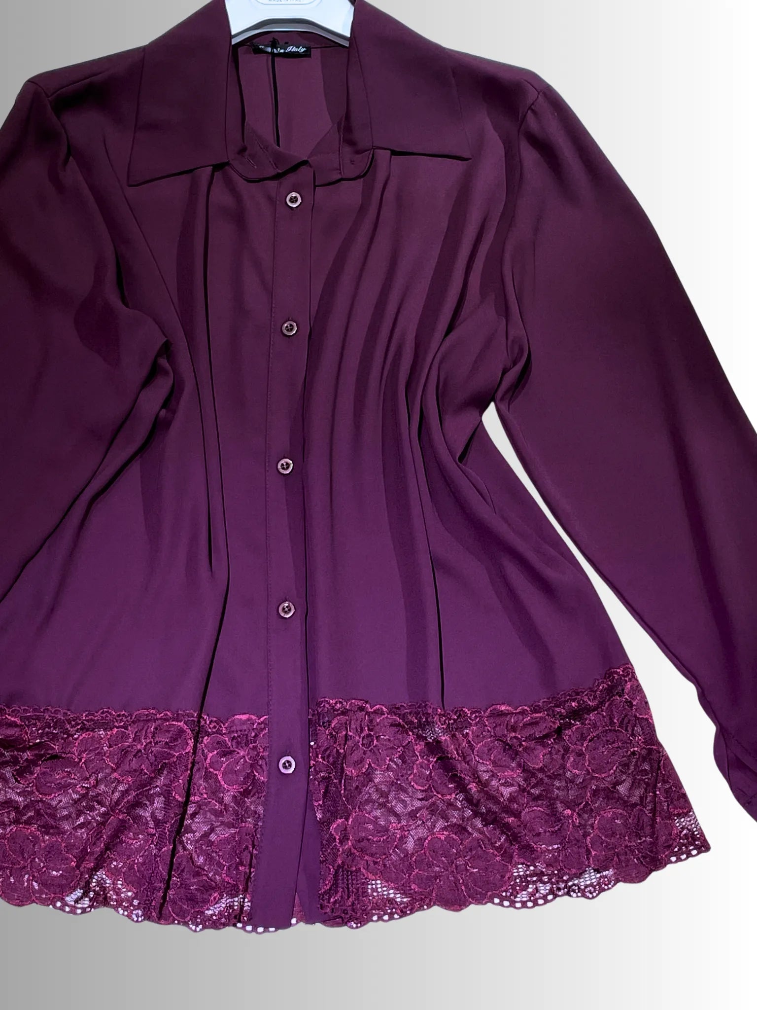 Chemise chic en viscose et dentelle, coupe confortable et raffinée