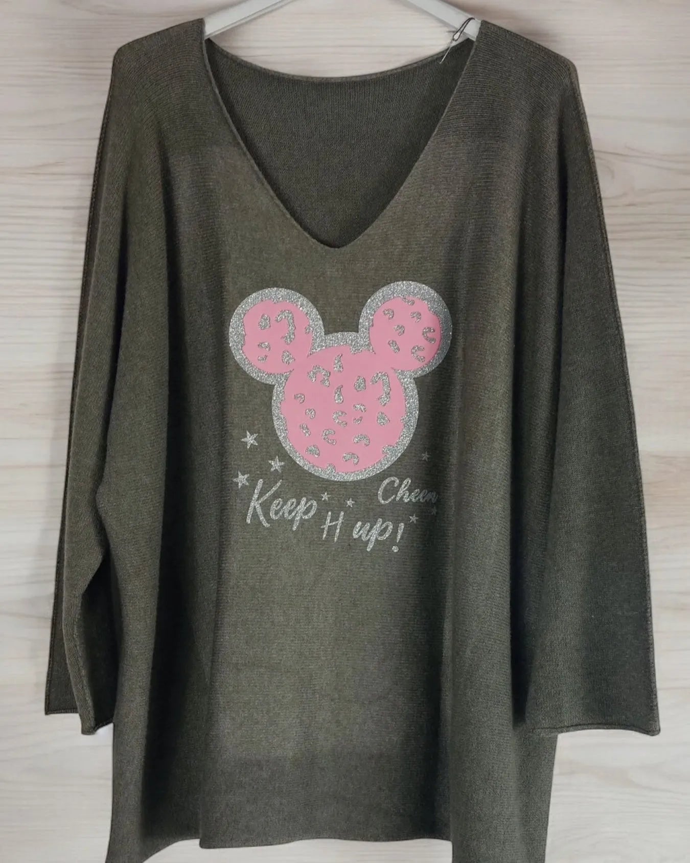 Pull Mickey Mouse femme avec design emblématique et coupe décontractée