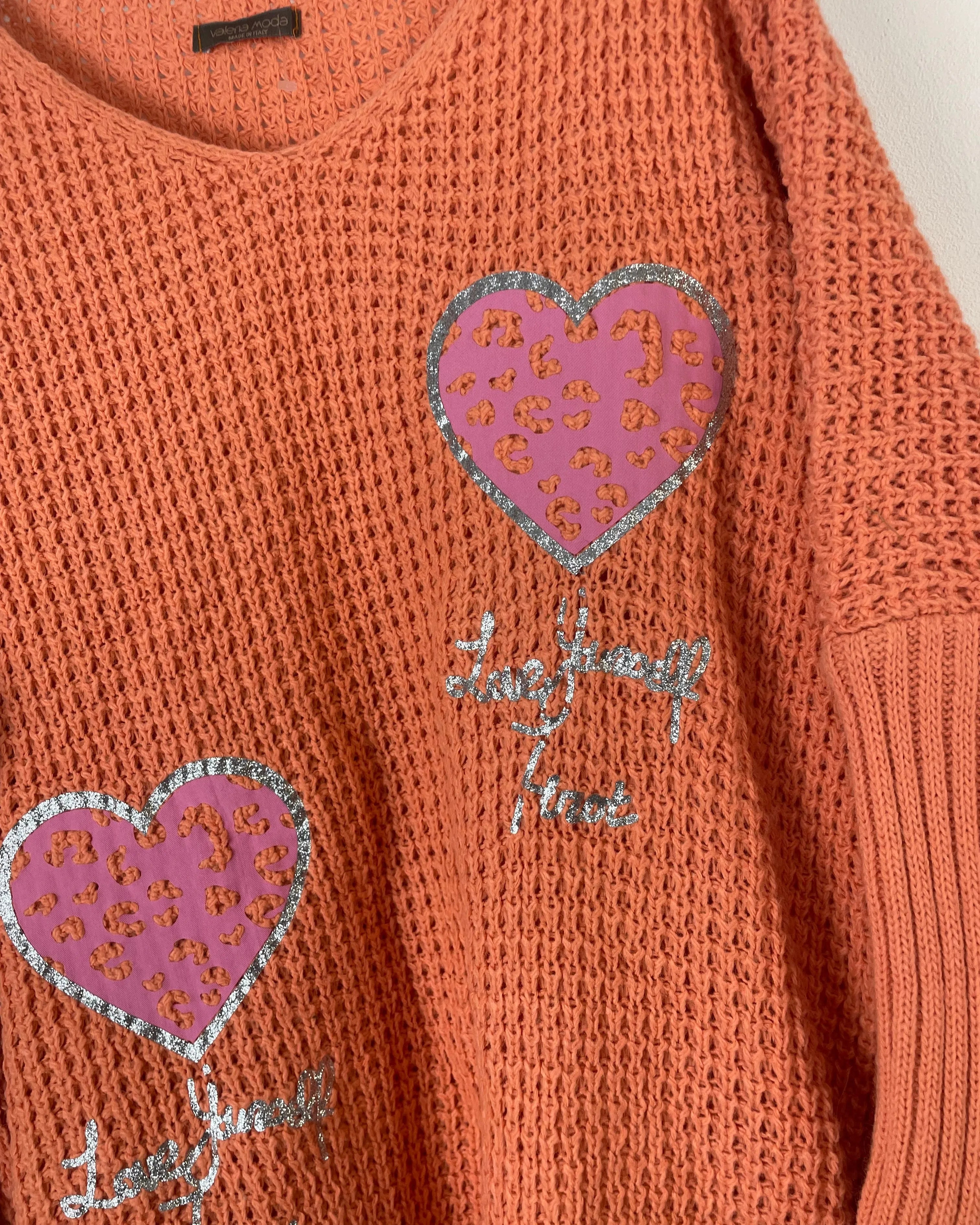 Pull Sweet Heart femme corail à cœurs pailletés et message Love your time – maille oversize italienne