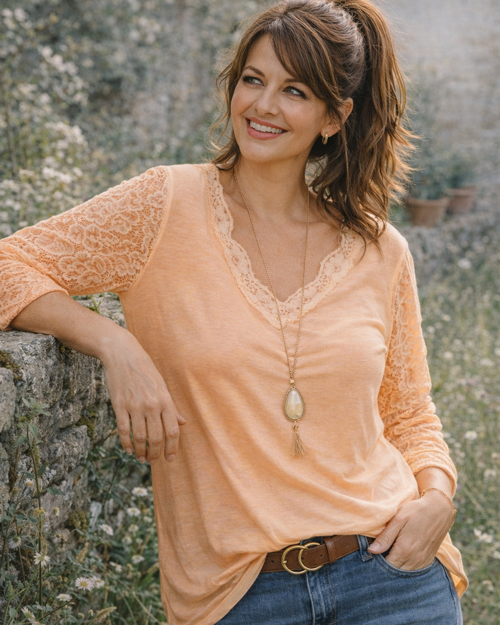 Top dentelle couleur pêche, ambiance printanière, porté avec jean clair