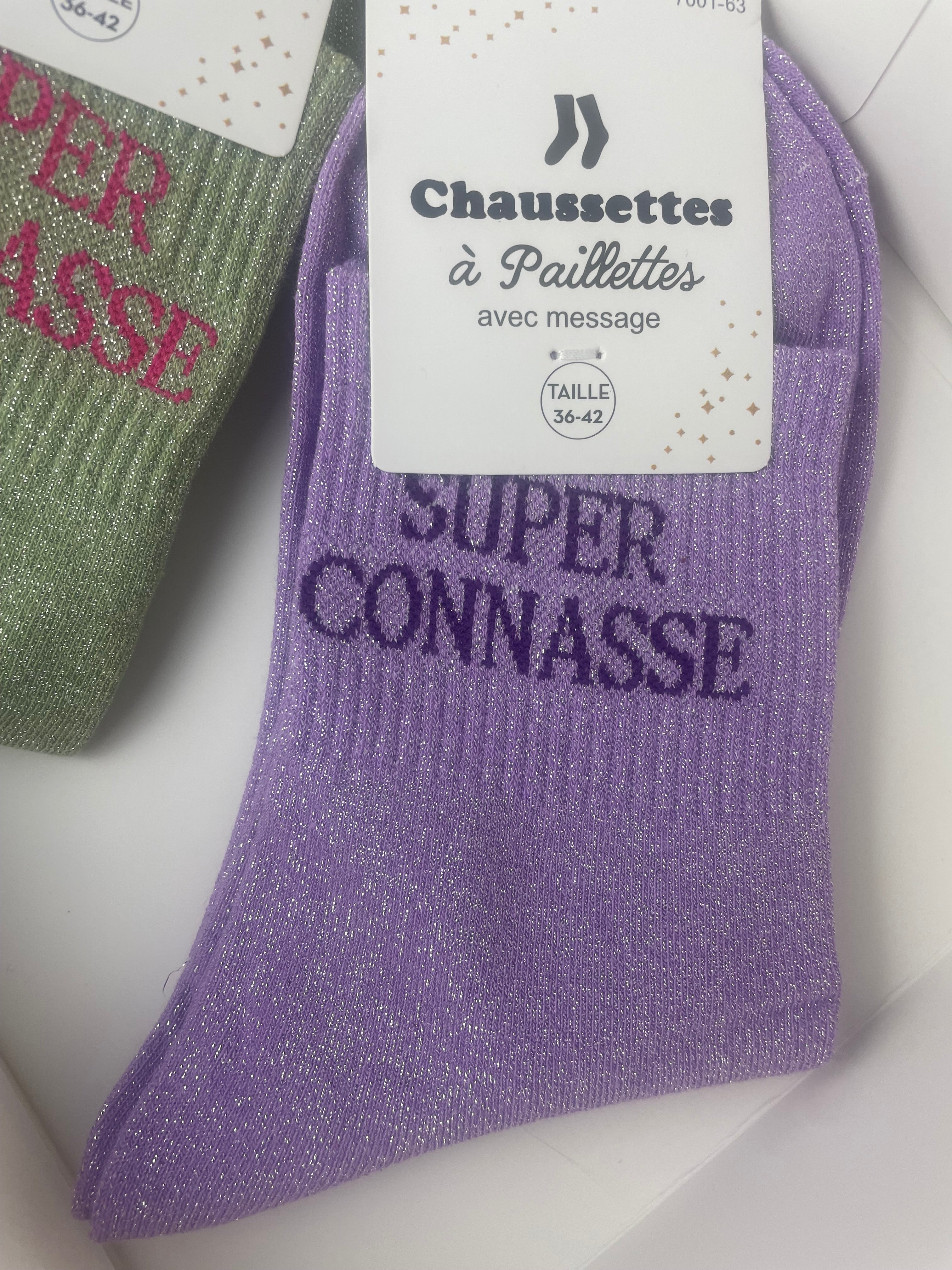 Coloris lavande rose chaussettes Super Connasse – féminité fun
