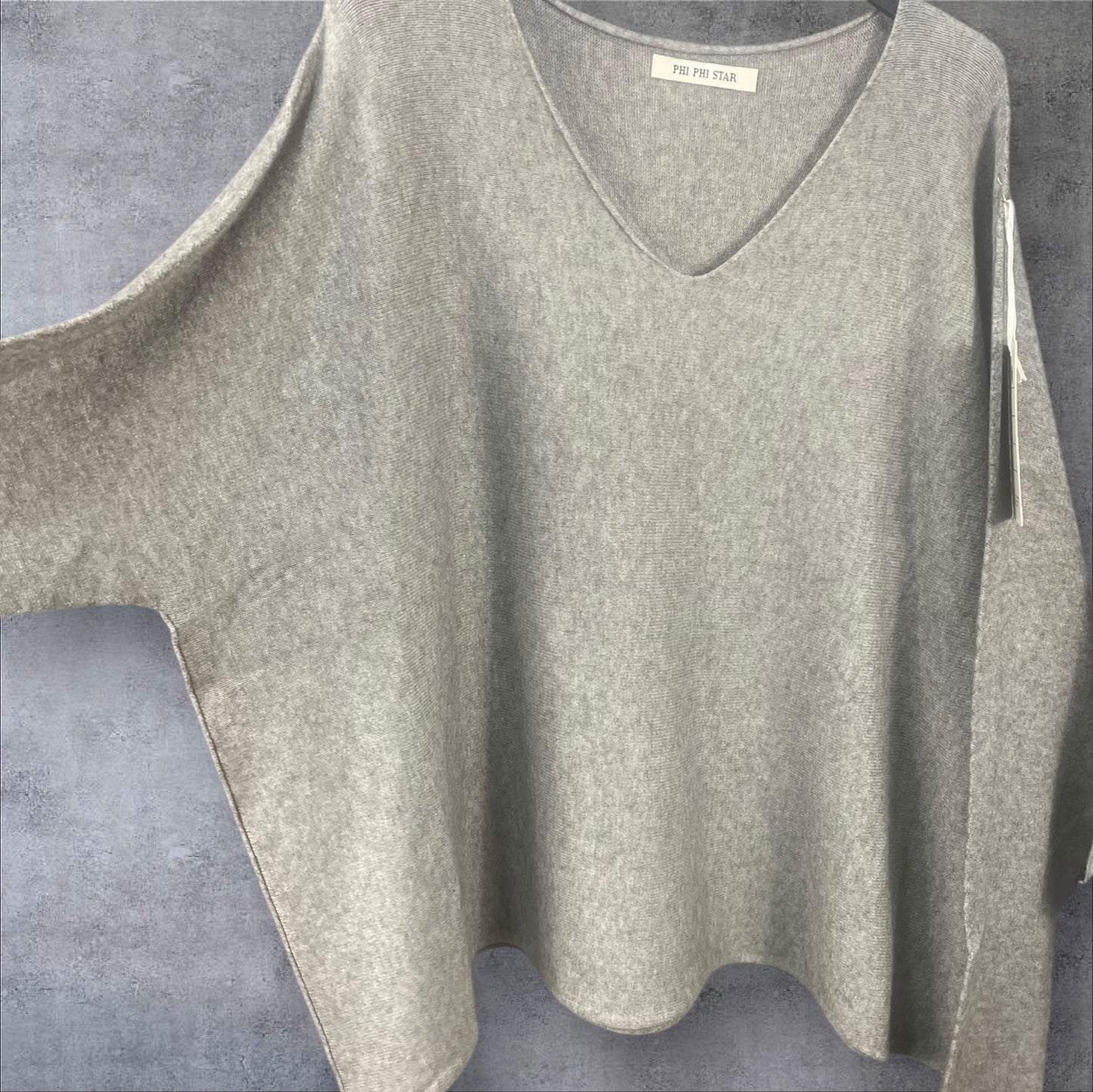 Pull oversize gris avec sautoir