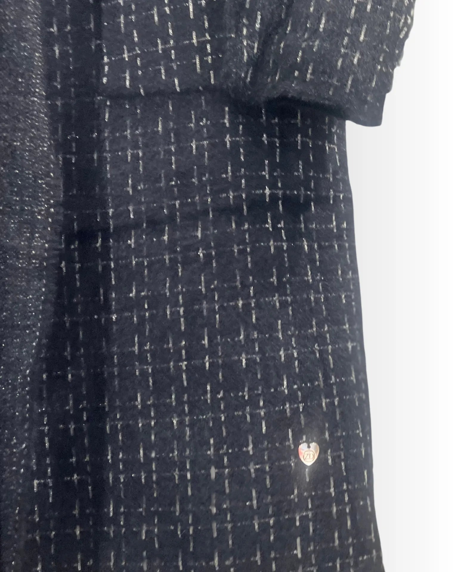 Détail poches et maille brillante du manteau Élora, coupe droite 95 cm