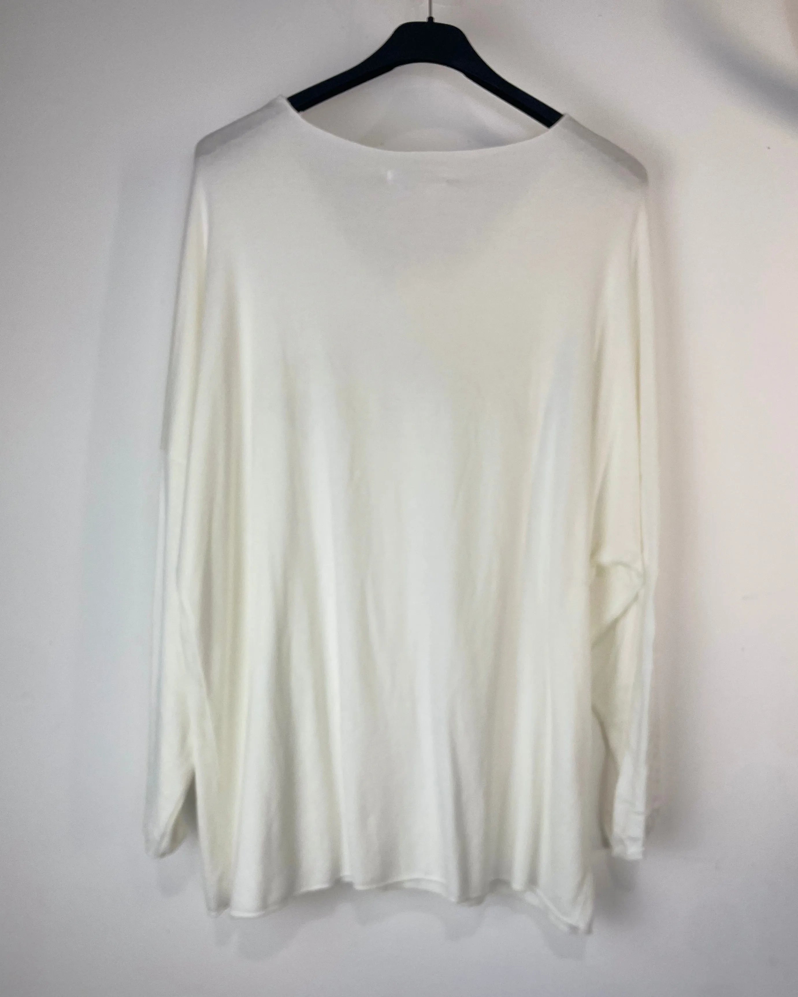 Pull Cœur Chic femme couleur claire avec détails cœurs strassés – look automne élégant vue de dos