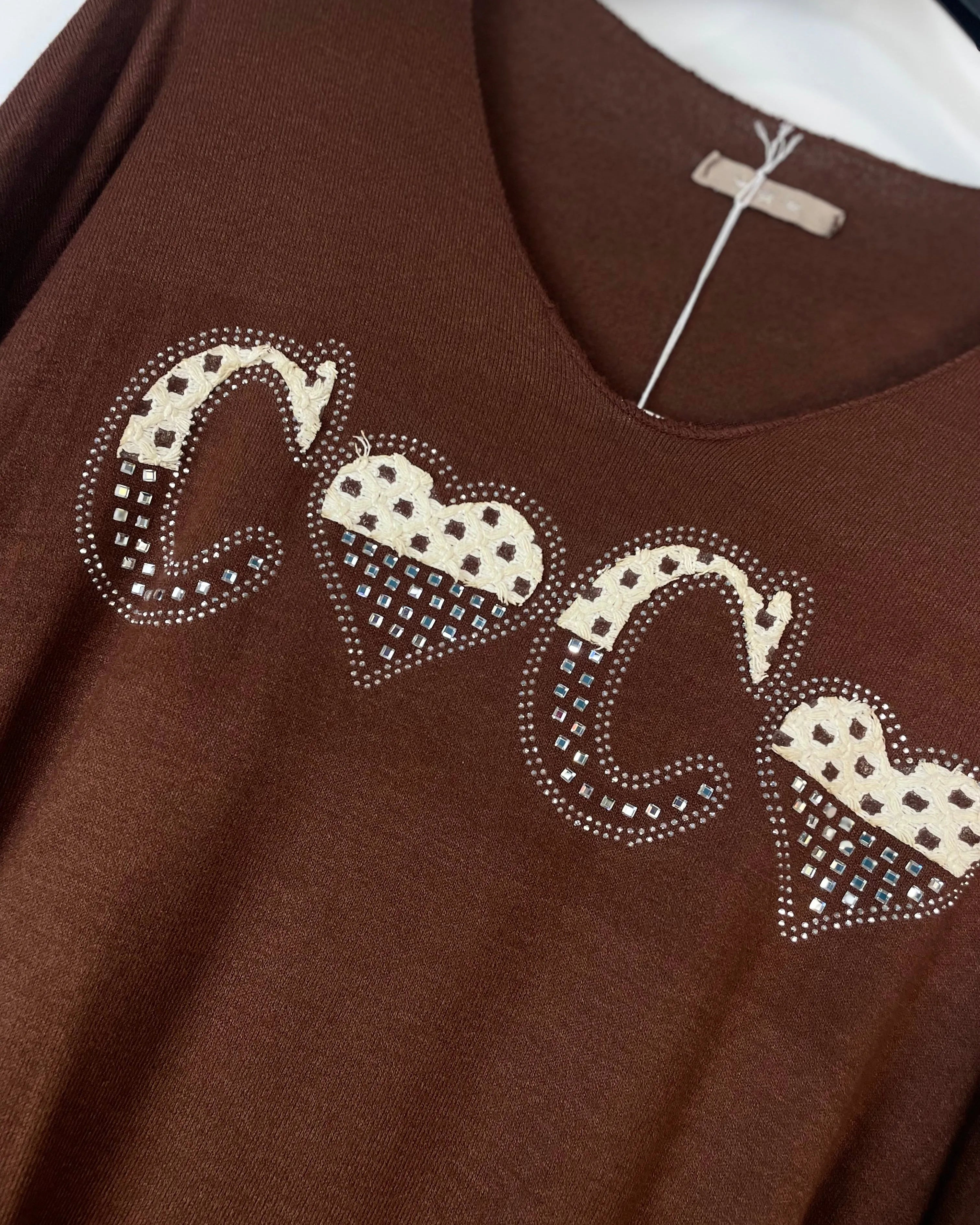 Pull Cœur Chic femme couleur chocolat avec détails cœurs strassés – look automne élégant