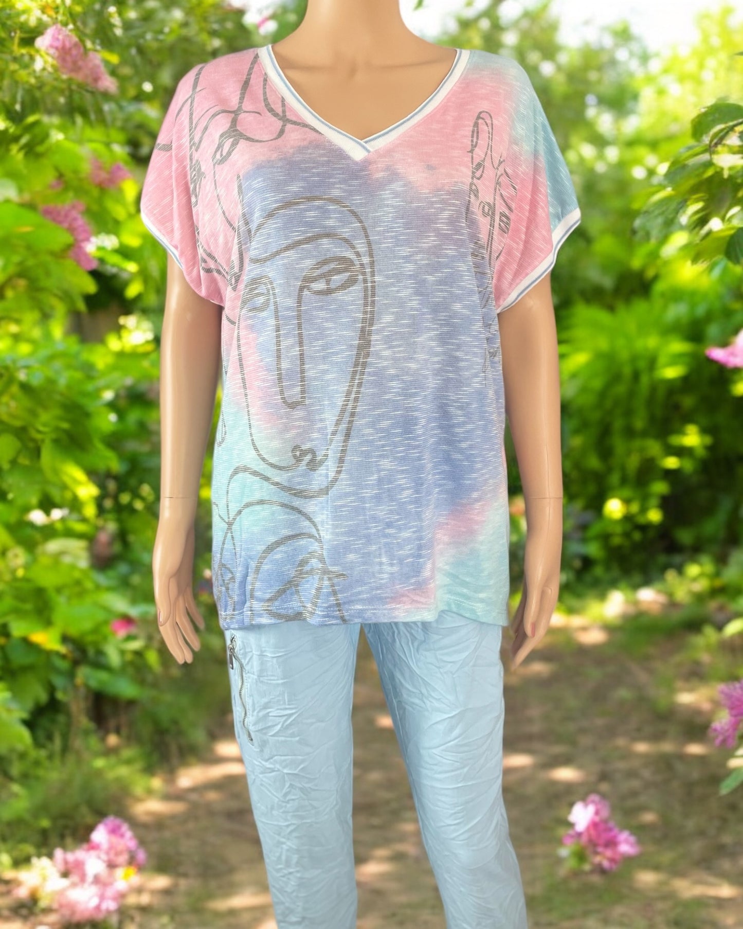 Tee-shirt Pablotine pastel avec imprimé visage abstrait – Vue de face